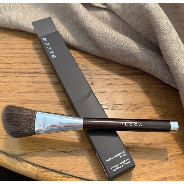 Tootefoto - Becca Becca, BECCA, nurgeline l ige, esilet stmispintsel naistele